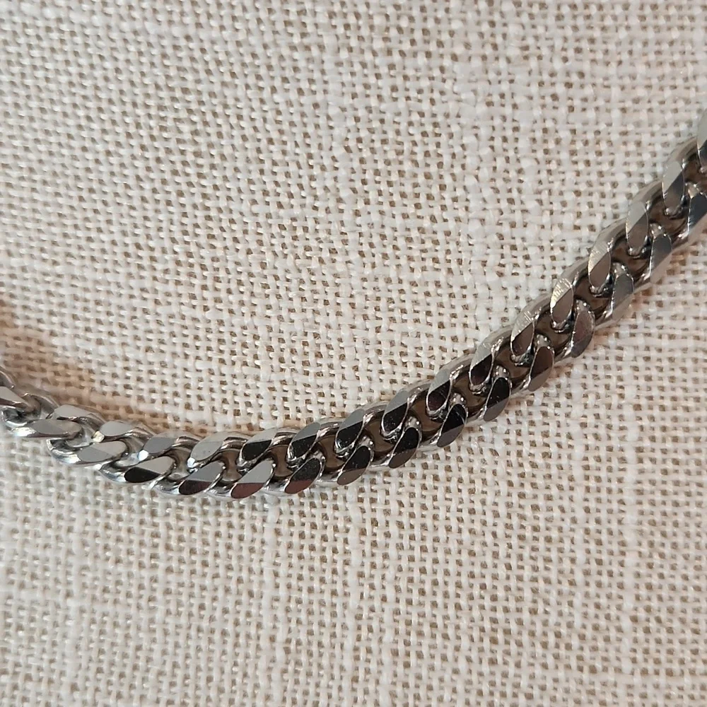 Silv Adore 100% Non-tarnish Stainless Steal Silver Toned Chainlink Necklace